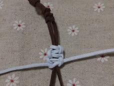 接上一次瓷珠手链教程（附）：因为上一次发的瓷珠手链蛇结和平结的编织方法不是很详细，所以这里补充一下详细的过程图解。