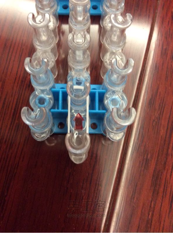 橡皮筋可爱啤酒杯 彩虹织机 第1步