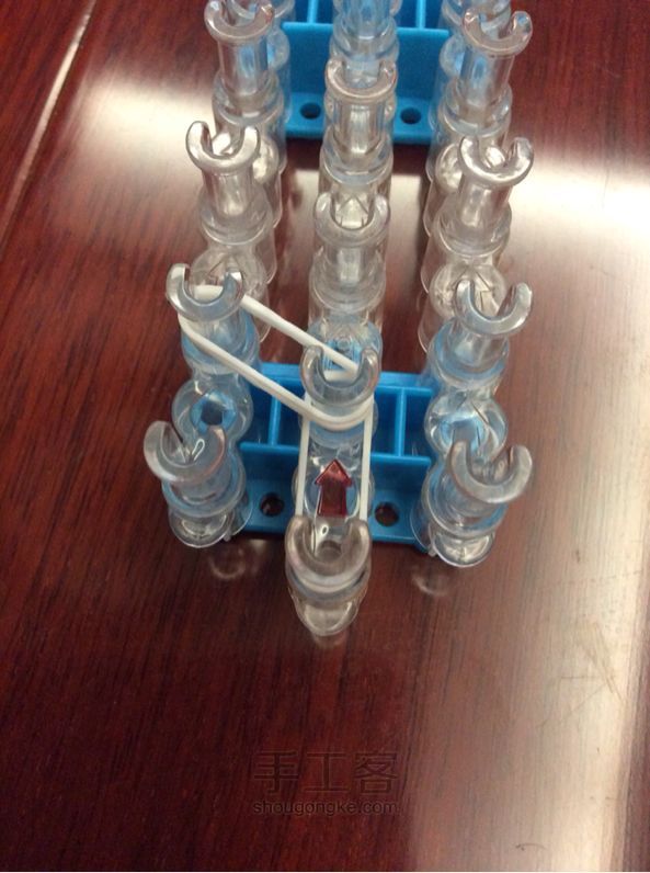 橡皮筋可爱啤酒杯 彩虹织机 第2步