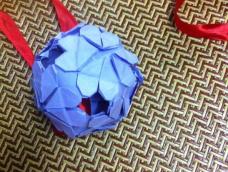 六张彩纸折的花球