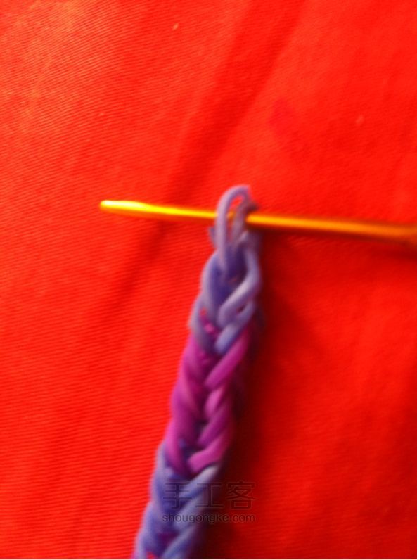 橡皮筋手链之会迷路的玫瑰花园(不用编织架) 彩虹织机 第7步