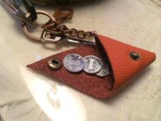 教大家做一款很简单的真皮小零钱包，一块长图样上皮子，再来一组金属按扣就可以完成了是不是很简单呢