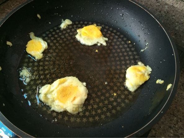 神奇！教你用1个蛋做出4个蛋！美食教程 第3步