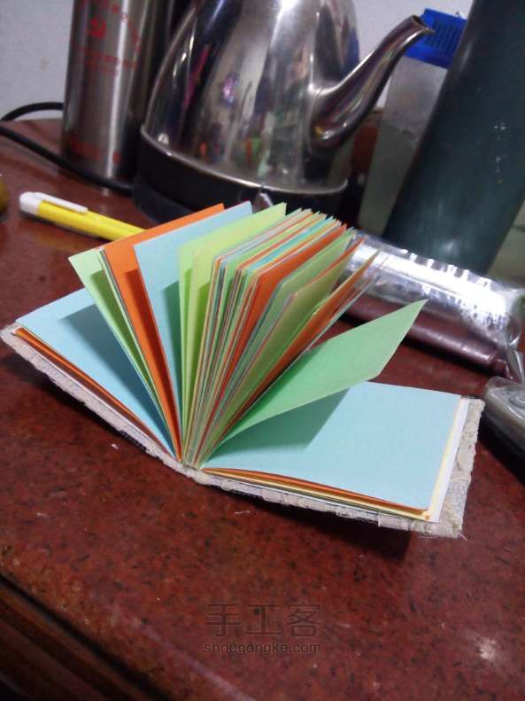 缝纫机把彩色纸 变成小笔记 制作方法 第2步