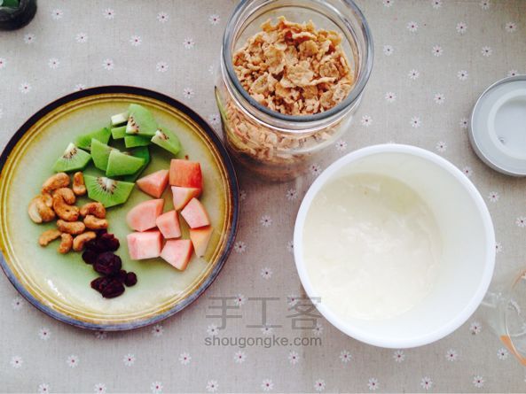 健康早餐--缤纷酸奶杯  美食教程 第1步