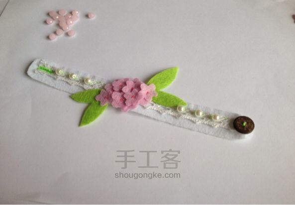 不织布手腕花  DIY手工制作教程 第10步