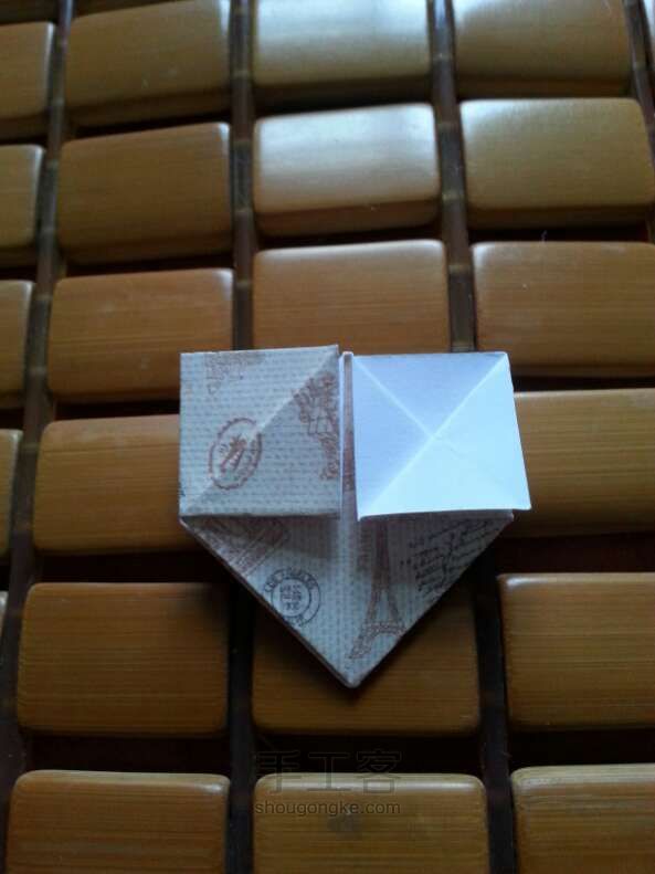 「妮子」可爱旅行爱心折纸方法 第13步