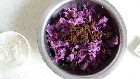 烤紫薯饼  美食教程 第4步