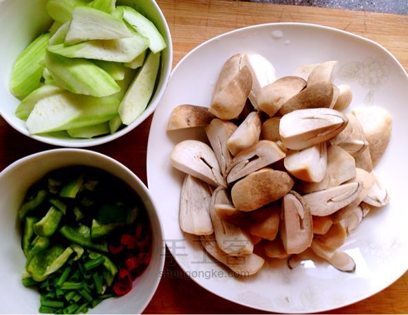 家庭好料理——蚝油草菇丝瓜 美食教程 第1步
