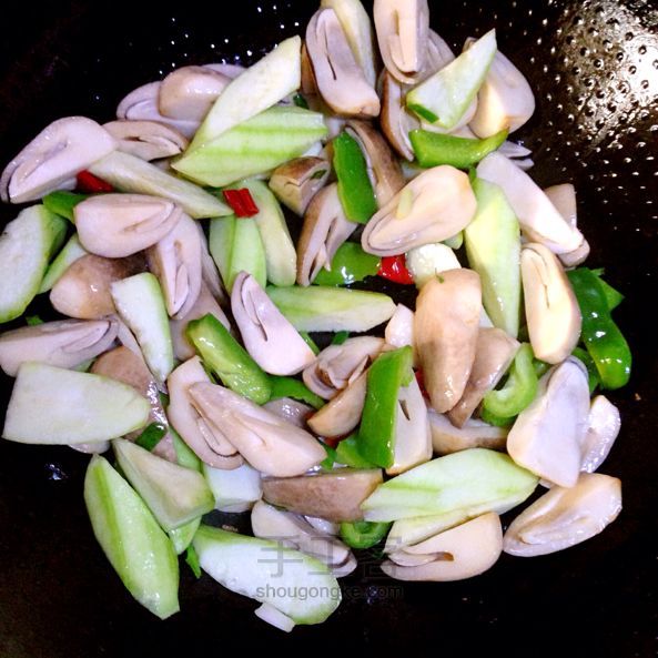 家庭好料理——蚝油草菇丝瓜 美食教程 第3步