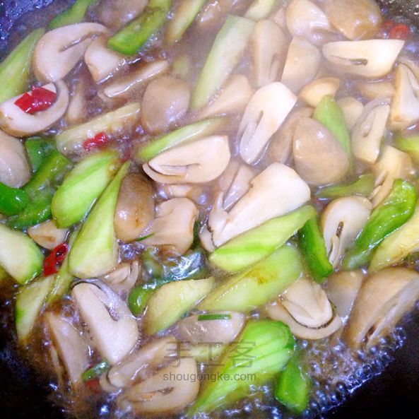 家庭好料理——蚝油草菇丝瓜 美食教程 第5步