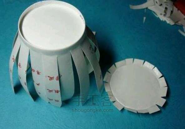 一次性纸杯变身萌萌哒小灯笼！手工DIY制作教程 第3步