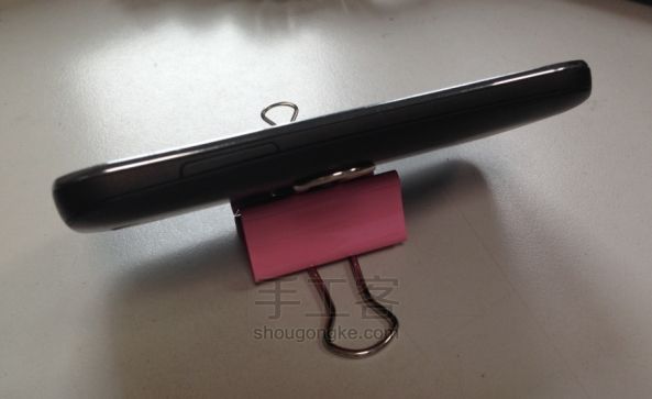 燕尾夹制作简易手机支架 第4步