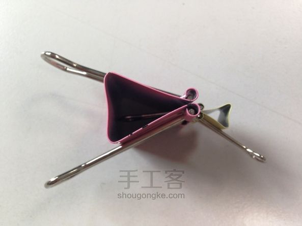 燕尾夹制作简易手机支架 第2步