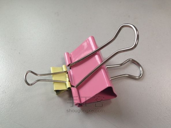 燕尾夹制作简易手机支架 第3步