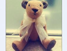 用闲置不用的毛绒包包，做成了这款可爱的泰迪熊，看着就傻萌得可爱呀。