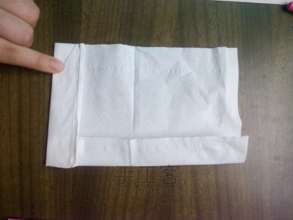 简单易学的纸巾玫瑰折纸方法 第3步