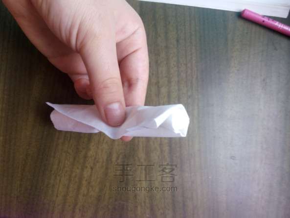 简单易学的纸巾玫瑰折纸方法 第4步