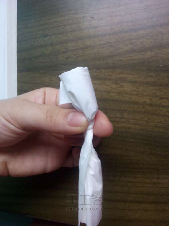 简单易学的纸巾玫瑰折纸方法 第5步