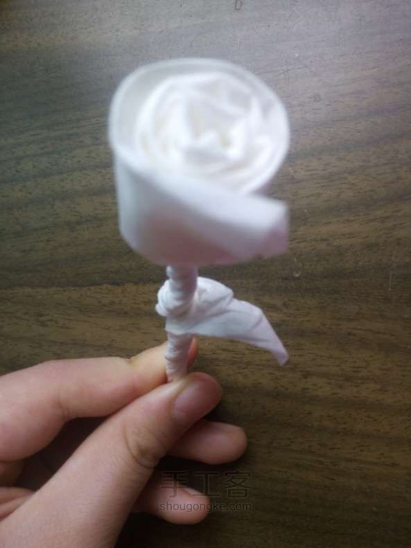 简单易学的纸巾玫瑰折纸方法 第7步
