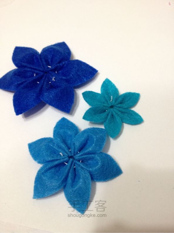 蓝色系花朵胸针 第4步