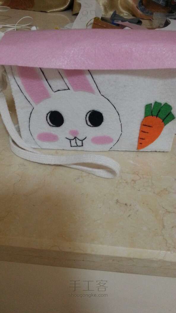 不织布可爱兔子斜挎小包包DIY制作方法 第8步