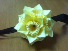 其实是小时候上学时就用纸鹤纸折的东西，只是看到大家竟然都是用胶来粘成花瓣的，就想跟大家一起分享一下我的方法。^_^
