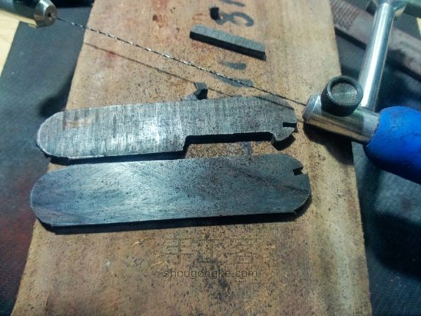 【塔图手工】瑞士军刀改木柄+嵌粉 手工制作教程 第2步