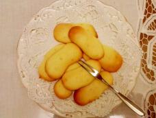 手指饼干原料简单，散发着浓郁的蛋黄香味，更是提拉米苏的必配食材，单吃也超赞呦。