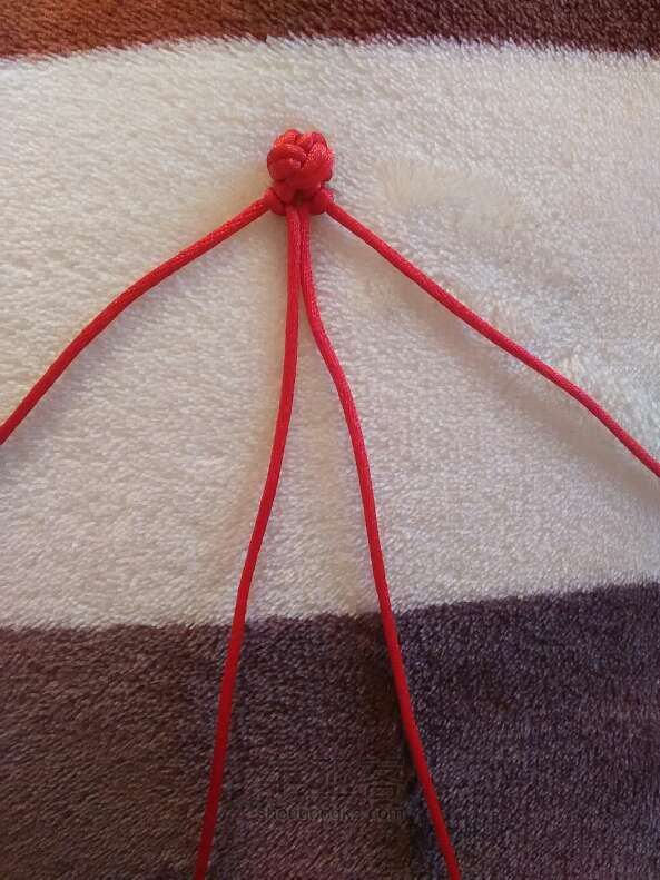 斜卷结系列之红绳小鱼编织制作教程 第2步