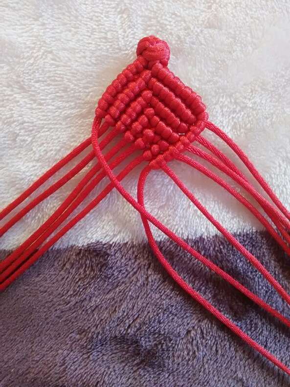 斜卷结系列之红绳小鱼编织制作教程 第9步
