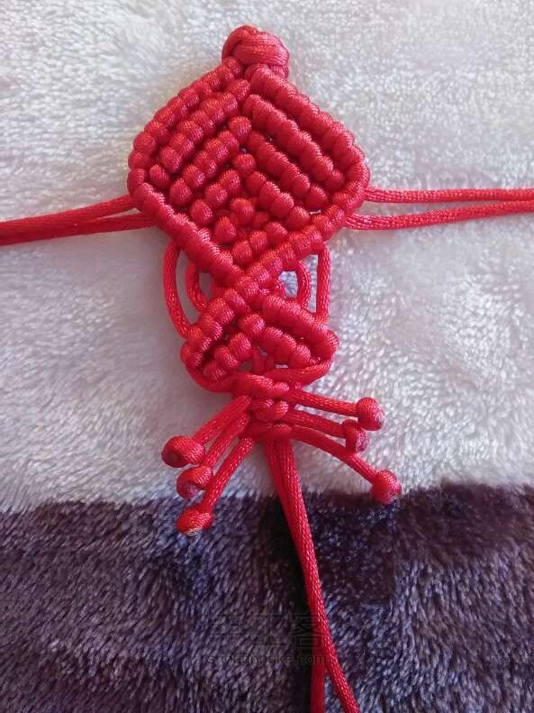 斜卷结系列之红绳小鱼编织制作教程 第16步