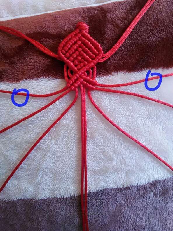 斜卷结系列之红绳小鱼编织制作教程 第13步