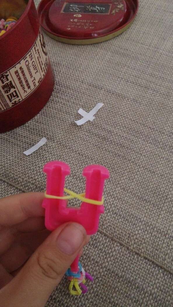 彩色橡皮圈手链DIY教程 彩虹织机 第3步