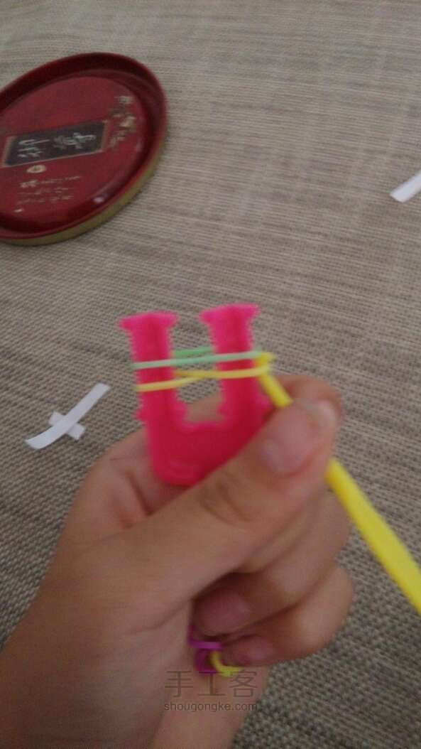 彩色橡皮圈手链DIY教程 彩虹织机 第4步