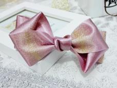 粉色渐变进口缎带，做出来的蝴蝶结发饰很有感觉。喜欢的可以来我的店：小梅子手工饰品，呵呵链接一下网址：xmz163.taobao.com