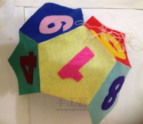 初级版手工缝制的不织布儿童玩具数字球 第4步