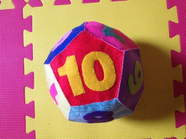 初级版手工缝制的不织布儿童玩具数字球 第7步