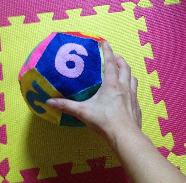 初级版手工缝制的不织布儿童玩具数字球 第8步