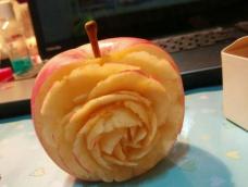 边看教程边刻的～毁了好多个苹果，还是不太像，不过玫瑰基本成型了哈哈～