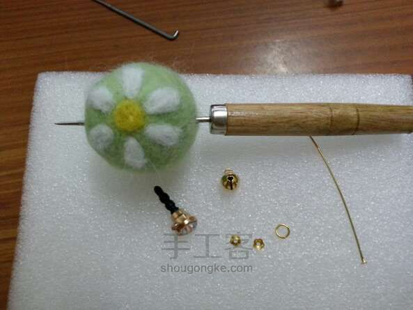 羊毛毡雏菊手机防尘塞教程 第8步
