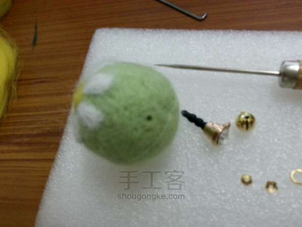 羊毛毡雏菊手机防尘塞教程 第9步