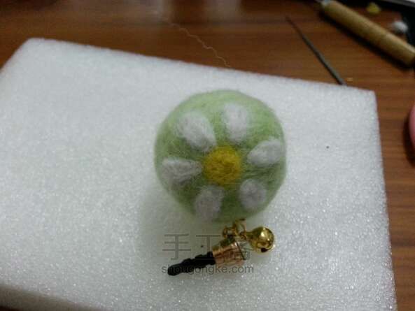 羊毛毡雏菊手机防尘塞教程 第12步