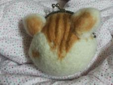 萌萌哒的猫猫口金是依照我家大福的样子做的，也是我做的第二个羊毛毡口金