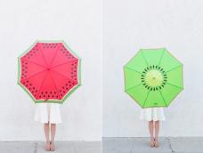 原来水果图案的雨伞也可以自己制作！让那些颜色单一的雨伞，披上水果的可爱外衣吧，你会发现原本单调乏味的雨伞也可以瞬间变得迷人可爱