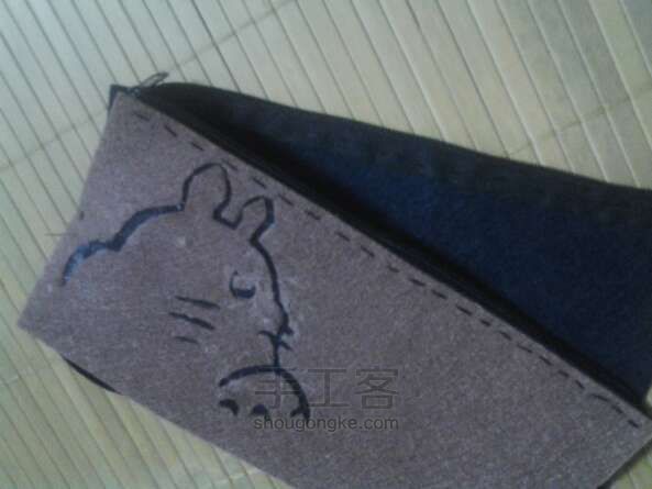 龙猫不织布笔袋制作方法 第2步