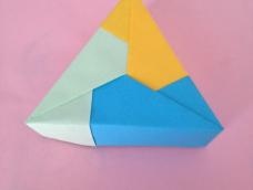 三角收纳盒是用彩色的A4纸做的，教程很简单