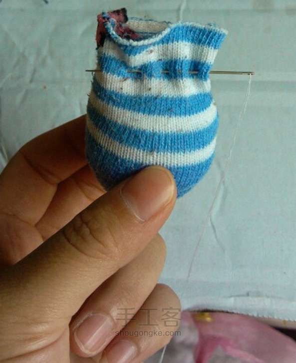 旧袜子 改成宝宝的 小玩具（1） 第8步