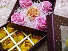 精美的玫瑰装入礼盒中，大方，典雅，是送给爱人，亲人，朋友的极佳创意礼物！此教程为简单步骤。具体步骤可参照另一教程！