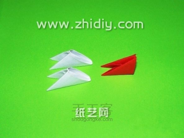 折纸三角插眼镜蛇手工制作教程 第1步